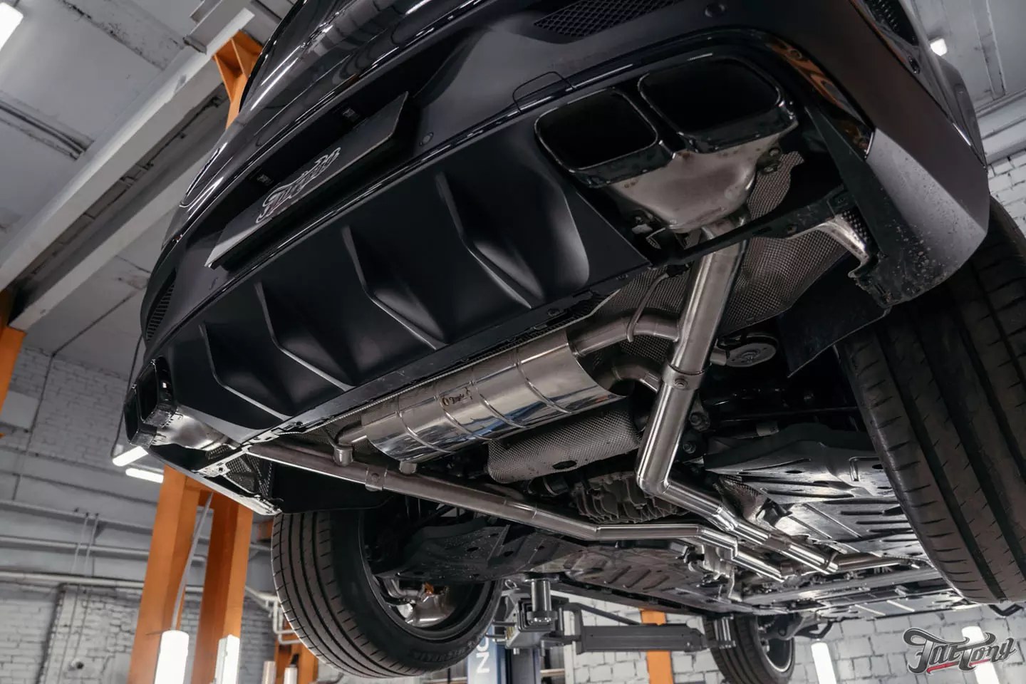 Выкинули BURMESTER 3D из нового Mercedes GLE 63S и установили новую акустическую систему. Выполнили комплексную шумоизоляцию, построили выхлопную систему, установили обвес Larte, оклеили полиуретаном